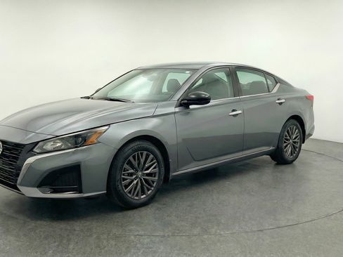 Used 2025 Nissan Altima 2.5 SV FWD image 3