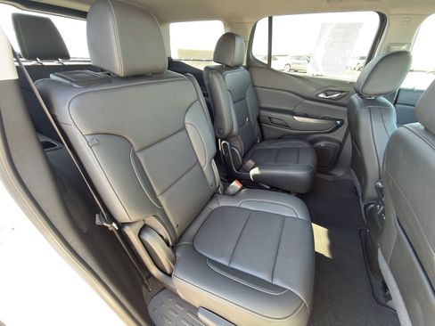 Used 2023 GMC Acadia SLT w/ Elevation Edition image 13