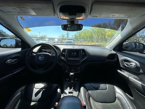 Used 2020 Jeep Cherokee Trailhawk image 2