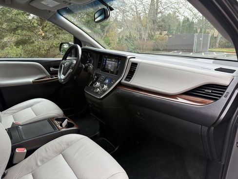Used 2017 Toyota Sienna Limited image 8