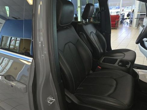 Used 2025 Chrysler Pacifica Select FWD image 24