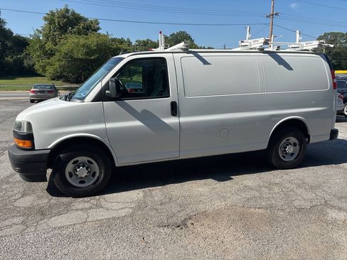 Used 2018 Chevrolet Express 2500 w/ Driver Convenience Package RWD image 11