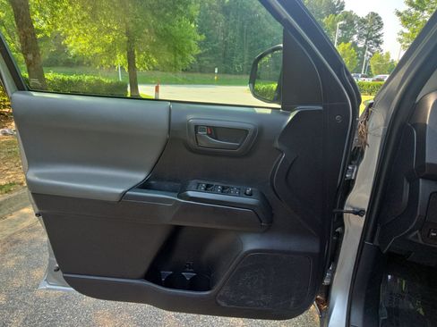 Used 2020 Toyota Tacoma SR w/ SR Convenience Package RWD image 28
