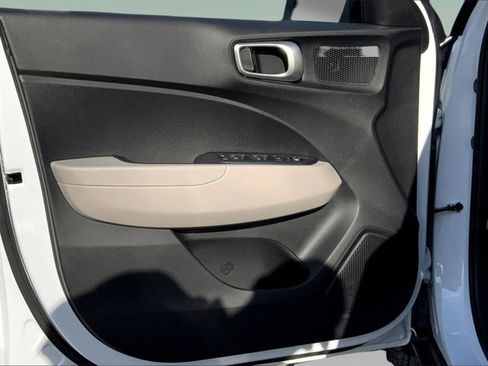 New 2025 Hyundai Venue SEL image 18