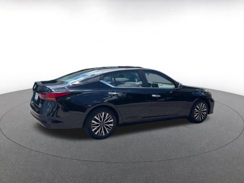 Used 2025 Nissan Altima 2.5 SV FWD image 12