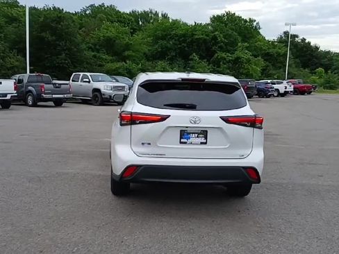 Used 2024 Toyota Highlander LE FWD image 7