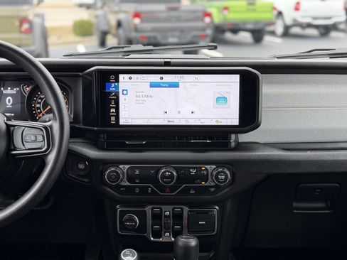 Used 2025 Jeep Gladiator Sport image 17