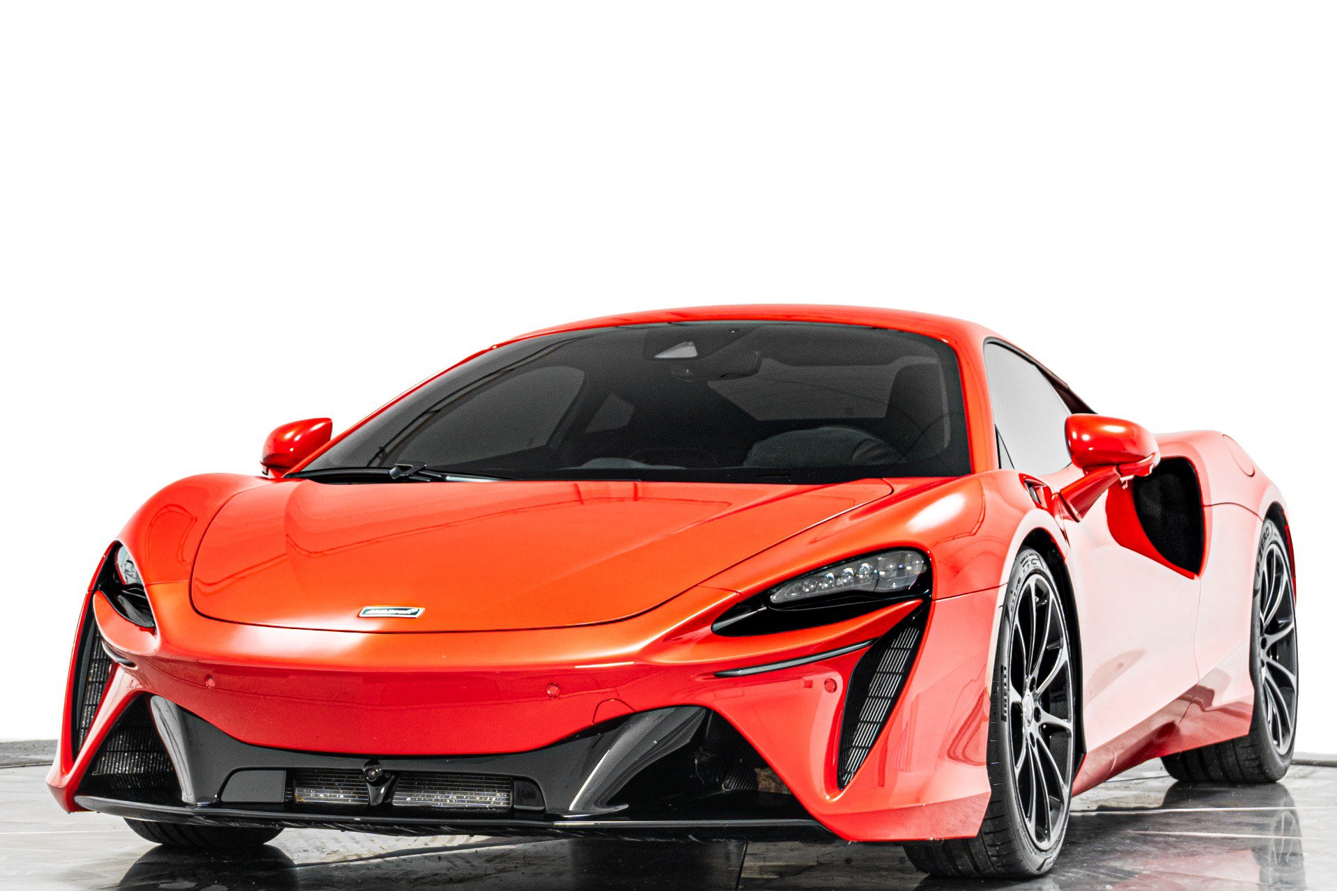 Used 2023 McLaren Artura RWD image 5