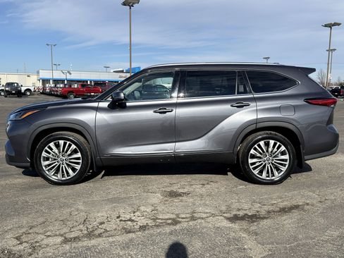 Used 2022 Toyota Highlander Platinum image 6