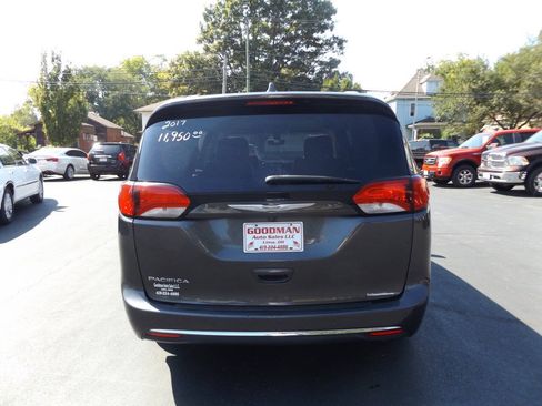 Used 2017 Chrysler Pacifica Touring-L FWD image 7