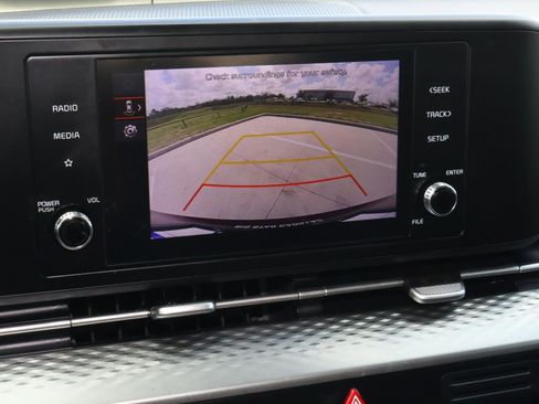 Used 2023 Kia Carnival LX image 32