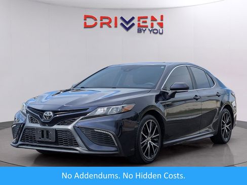 Used 2022 Toyota Camry SE image 1