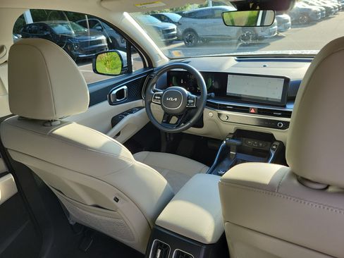 Certified 2025 Kia Sorento S FWD image 11