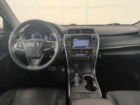 Used 2017 Toyota Camry XLE w/ Moonroof Package FWD image 18