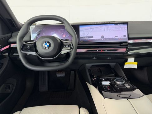 Used 2027 BMW 530i w/ Convenience Package RWD image 32