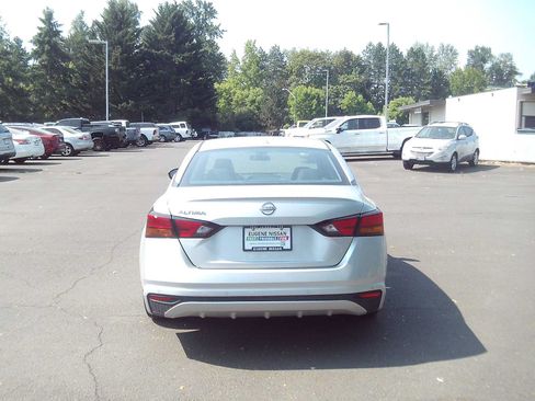 Used 2025 Nissan Altima 2.5 SV FWD image 4