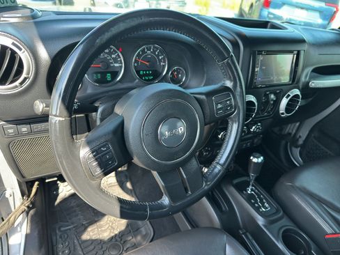 Used 2016 Jeep Wrangler Unlimited Rubicon w/ Connectivity Group AWD/4WD image 13