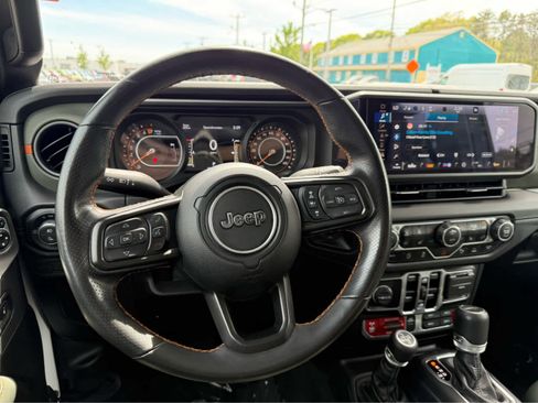 Used 2025 Jeep Gladiator Mojave AWD/4WD image 16