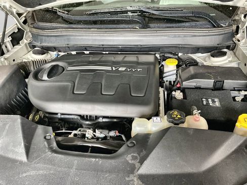 Used 2019 Jeep Cherokee Latitude Plus AWD/4WD image 34