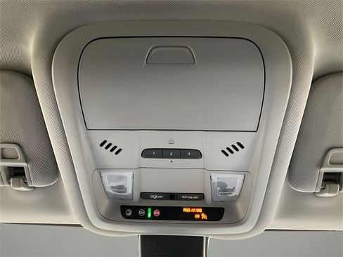 Used 2024 GMC Terrain SLT image 28