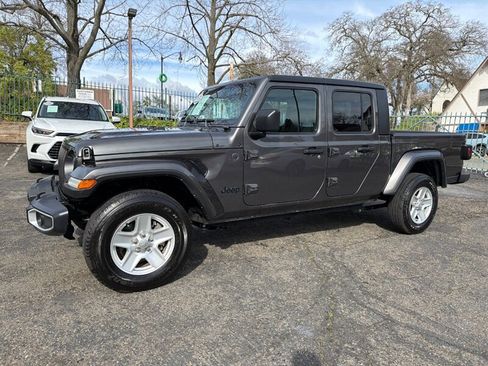 Used 2022 Jeep Gladiator Sport image 2