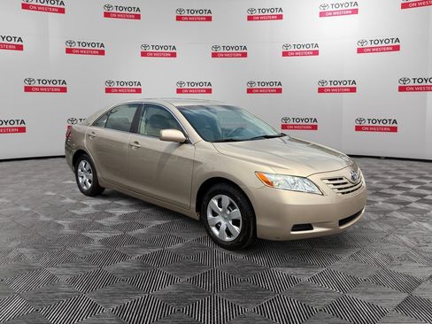 Used 2009 Toyota Camry LE FWD image 3