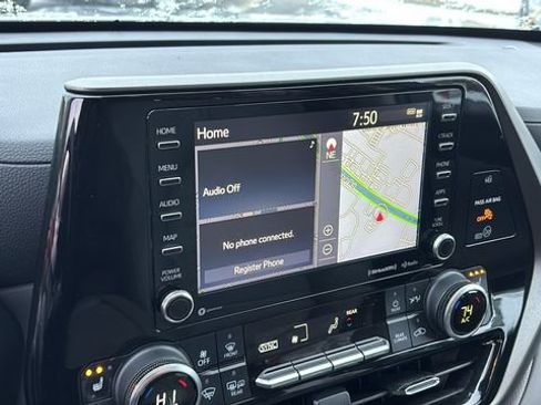 Used 2022 Toyota Highlander XLE image 18