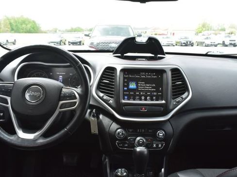 Used 2018 Jeep Cherokee Trailhawk w/ Cold Weather Group AWD/4WD image 34