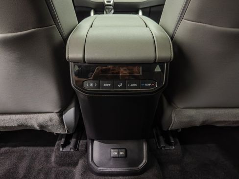 Used 2023 Toyota Highlander XLE AWD/4WD image 21