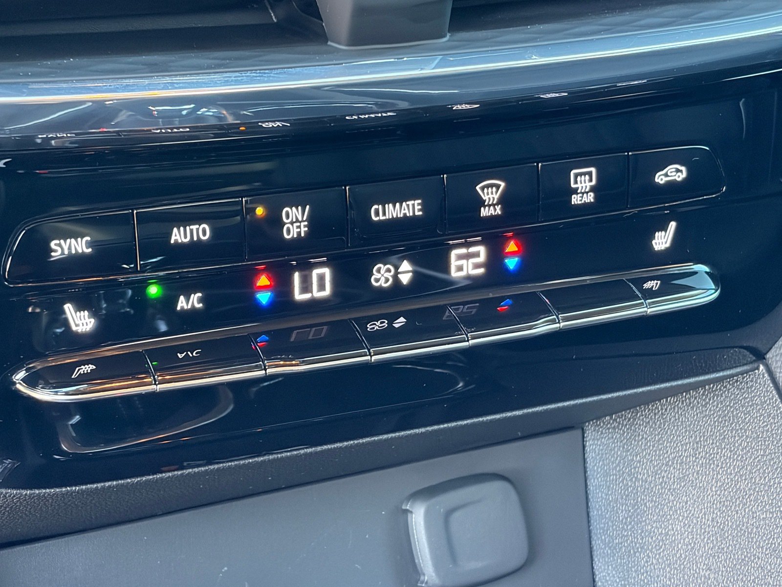 Used 2024 Buick Encore GX Avenir w/ Avenir Technology Package FWD image 27