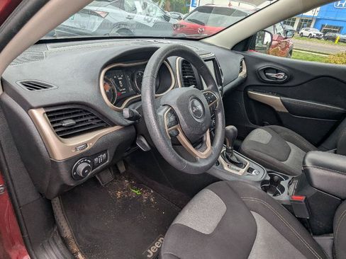 Used 2018 Jeep Cherokee Latitude FWD image 9