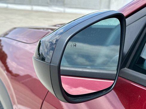 Used 2025 Chevrolet Trax RS w/ Sunroof Package FWD image 17