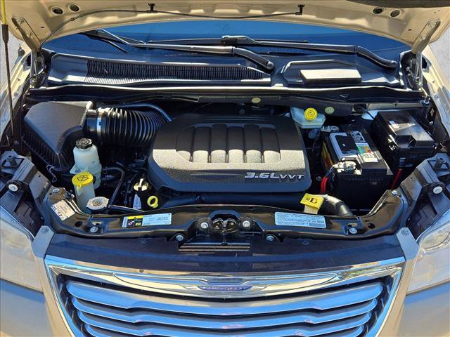 Used 2013 Chrysler Town & Country Limited w/ Luxury Group FWD image 24