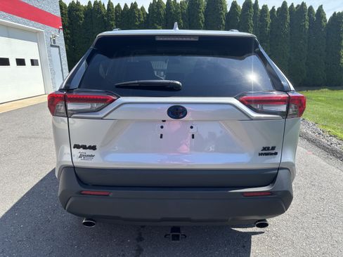 Used 2022 Toyota RAV4 XLE Premium AWD/4WD image 4