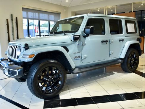 Used 2024 Jeep Wrangler Unlimited Sahara w/ Technology Group AWD/4WD image 3
