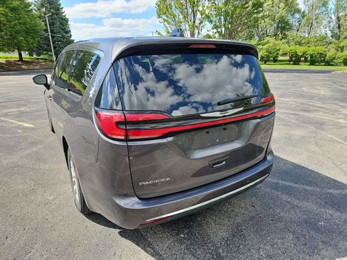 Used 2023 Chrysler Pacifica Touring-L FWD image 3