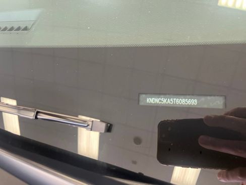 Used 2026 Kia Carnival EX FWD image 4