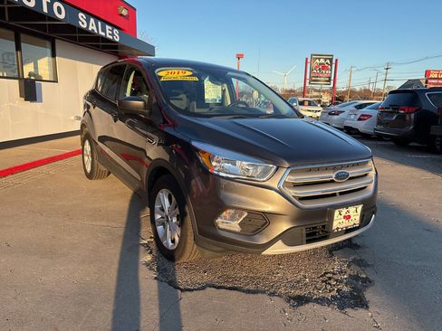 Used 2019 Ford Escape SE image 3