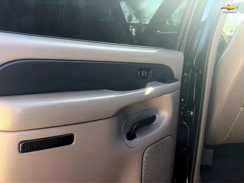 Used 2004 Chevrolet Avalanche 2500 w/ Preferred Equipment Group AWD/4WD image 30