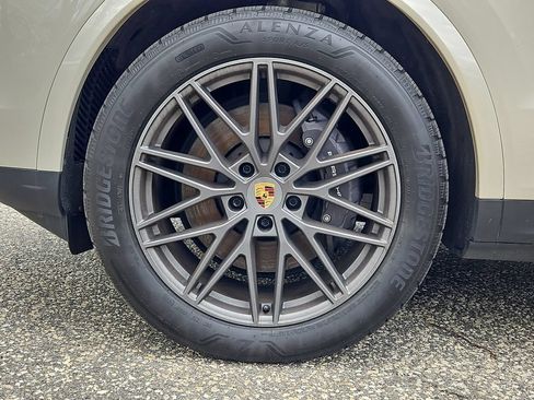Certified 2024 Porsche Cayenne AWD/4WD image 11