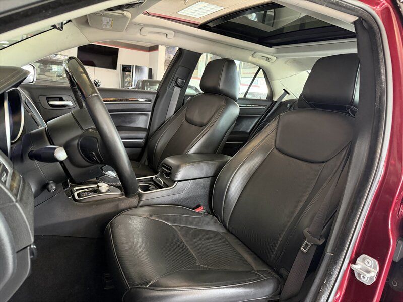 Used 2019 Chrysler 300 Limited RWD image 8
