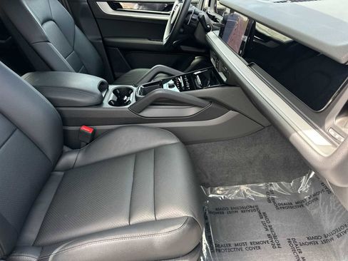 Used 2025 Porsche Cayenne image 16