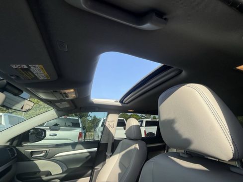Used 2019 Toyota Highlander XLE FWD image 33