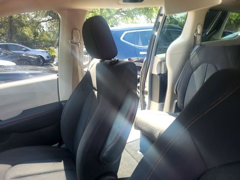 Used 2017 Chrysler Pacifica Touring w/ Tire & Wheel Group FWD image 67