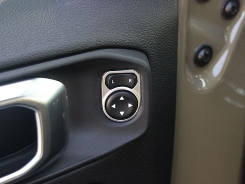 Used 2025 Jeep Gladiator Rubicon w/ Convenience Group AWD/4WD image 14