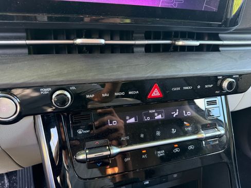 Used 2024 Kia Carnival EX FWD image 17