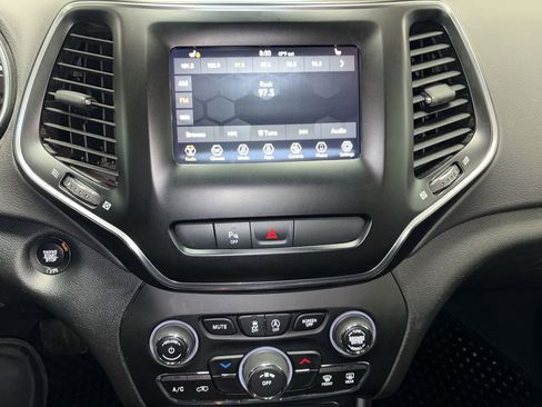Used 2019 Jeep Cherokee Latitude Plus w/ Cold Weather Group image 31