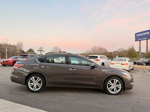 Used 2013 Nissan Altima 3.5 SV image 5
