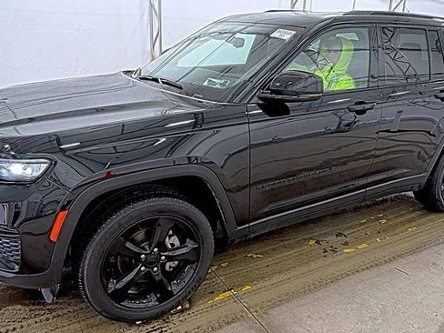 Used 2023 Jeep Grand Cherokee Altitude image 3