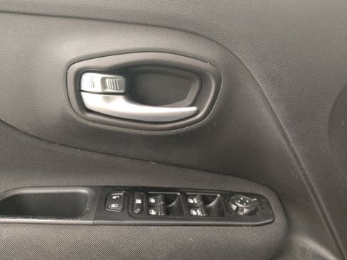 Used 2020 Jeep Renegade Latitude FWD image 27